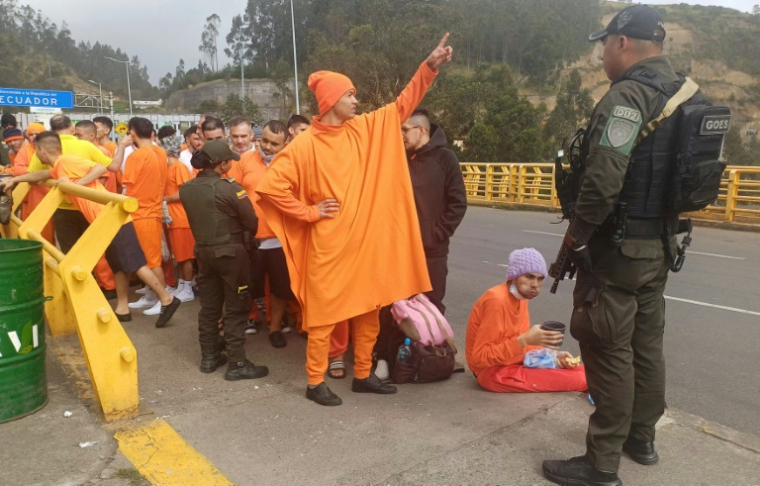 Des prisonniers colombiens attendent leur expulsion près du pont international de Rumichacha, en Equateur, le 26 juillet 2025 ( AFP / Natalia Erazo )