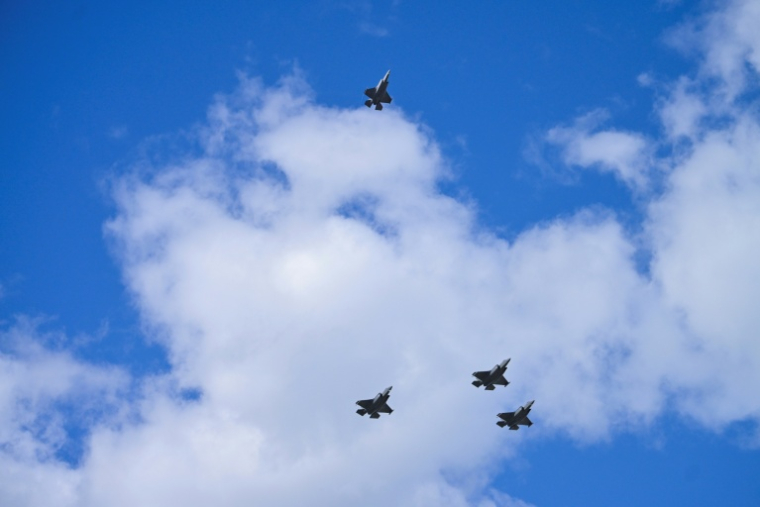 Des chasseurs F-35 des forces armées norvégiennes survolent le centre d’Oslo, en hommage au roi Harald V, après la cérémonie funèbre à la cathédrale d’Oslo, le 9 septembre 2026 ( NTB / Annika Byrde )