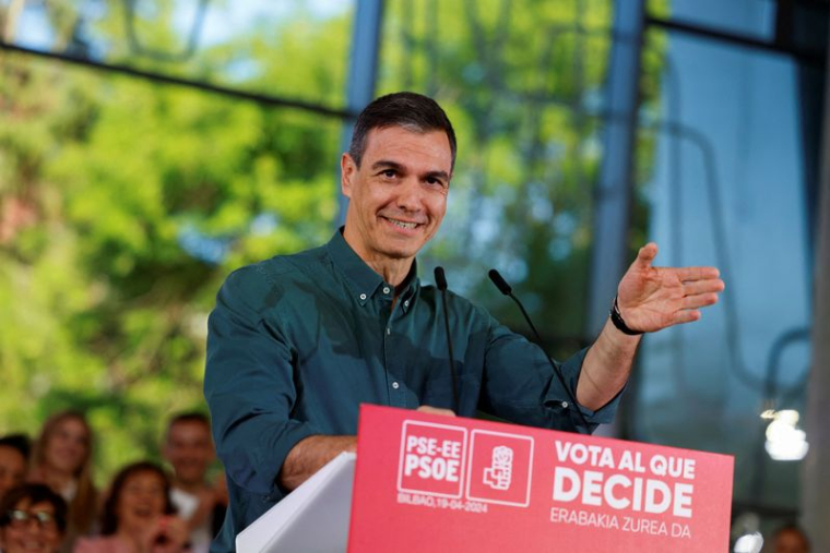 Le Premier ministre espagnol Pedro Sanchez s'adressant à une réunion du Parti socialiste basque