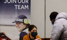 Un salon de l'emploi à l'aéroport international Logan de Boston