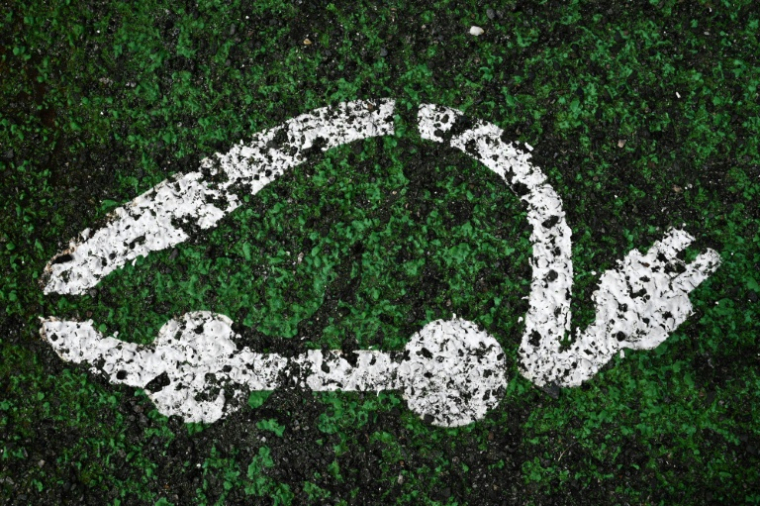 Les Français sont de plus en plus nombreux à partir en vacances à bord d'une voiture électrique, indiquent mardi le ministère des Transports et l'association Avere-France, grâce selon eux au maillage et à la fiabilité des infrastructures de recharge sur les routes ( AFP / Philippe LOPEZ )