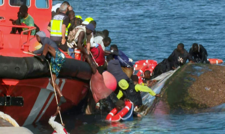 Image tirée d'une vidéo diffusée par Television Canaria montrant des sauveteurs tentant de sauver des migrants de la noyade après le chavirement de leur bateau surchargé, dans le port de La Restinga, sur l'île d'El Hierro, le 28 mai 2025 aux Canaries ( TELEVISION CANARIA / Handout )