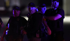 Des agents sur les lieux où le corps de Robert Card a été retrouvé