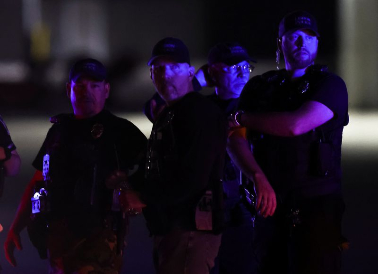 Des agents sur les lieux où le corps de Robert Card a été retrouvé