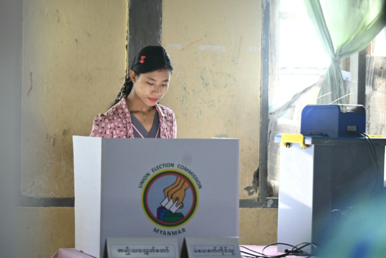 Une Birmane dépose son bulletin de vote lors de la deuxième phase des législatives à Rangoon le 11 janvier 2026 ( AFP / Sai Aung MAIN )