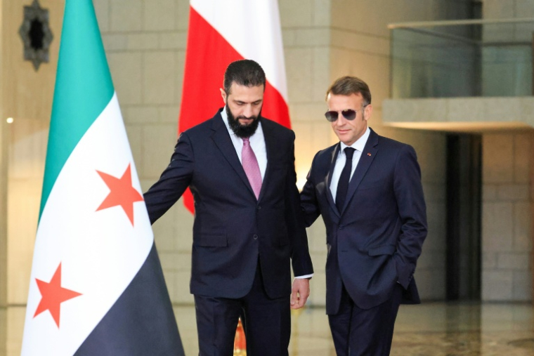 Le président syrien Ahmed al-Sharaa (G) accueille le président français Emmanuel Macron pour une conférence de presse conjointe à Damas le 7 juillet 2026 ( POOL / Ludovic MARIN )