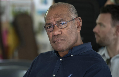 Alcide Ponga, Président du gouvernement de la Nouvelle-Calédonie, lors de la visite du ministre des Outre-mer, Manuel Valls, dans la tribu de Ouate à Pouembout (Nouvelle-Calédonie), le 1er mai 2025. ( AFP / DELPHINE MAYEUR )