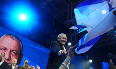 Gadi Eisenkot brandit un drapeau israélien, le 28 octobre 2026 à Tel-Aviv en Israël ( AFP / MAYA LEVIN )