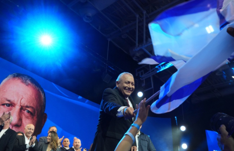 Gadi Eisenkot brandit un drapeau israélien, le 28 octobre 2026 à Tel-Aviv en Israël ( AFP / MAYA LEVIN )