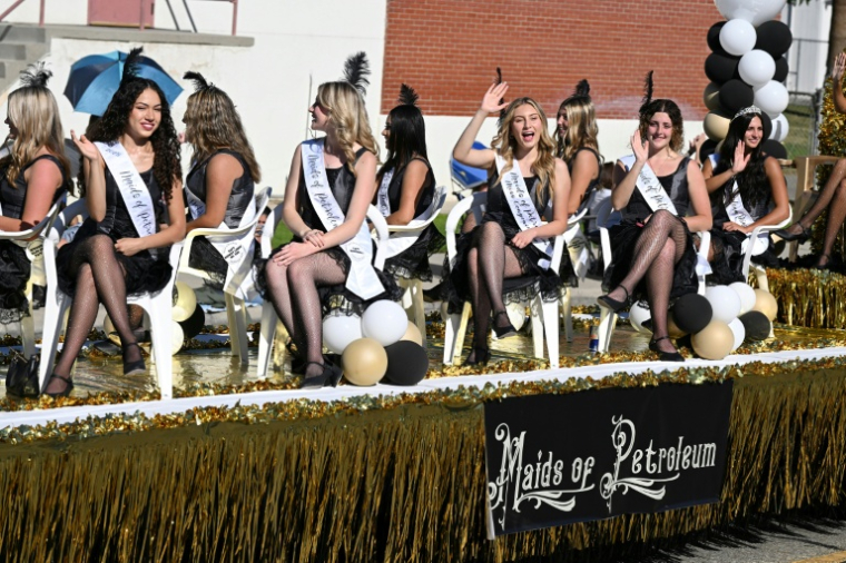 Des "miss pétrole" sur un char lors de la grande parade d'Oildorado, sur le thème "Make Oil Great Again", le 18 octobre 2025 à Taft, en Californie ( AFP / Robyn Beck )