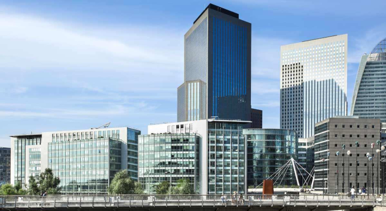 Avec 10.000 euros, vous pouvez souscrire des parts de SCPI, acheter des actions de foncières ou des parts d'OPCI. (© Adobestock)