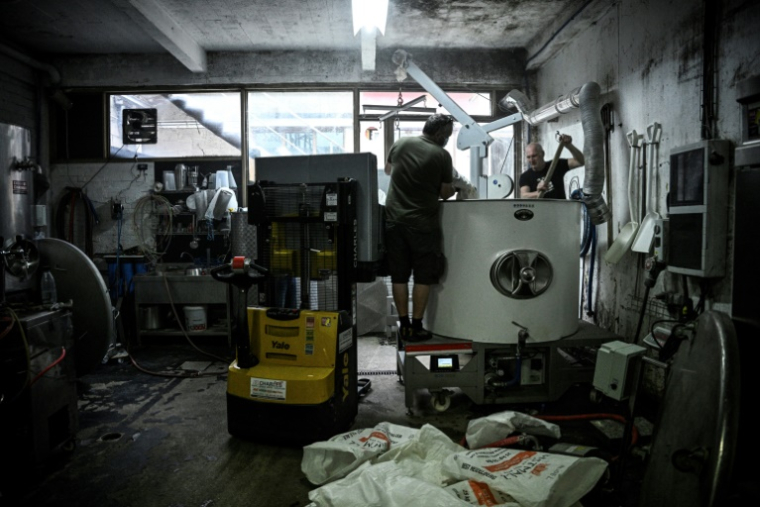 Des employés lors d'une opération de brassage, le 20 juin 2025 dans la Brasserie Croix de Chavaux à Montreuil, en Seine-Saint-Denis ( AFP / JULIEN DE ROSA )