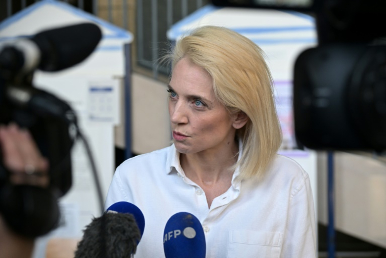 L'avocate des plaignants, Marie Grimaud, s'adresse à la presse au palais de justice Vennes lors du procès de l'ex-chirurgien pédocriminel Joël Le Scouarnec, le 4 mars 2025 ( AFP / Damien MEYER )