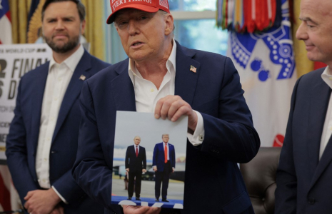 Donald Trump tenant une photo delui-même et de Vladimir Poutine, à Washington, aux États-Unis, le 22 août 2025. ( GETTY IMAGES NORTH AMERICA / CHIP SOMODEVILLA )