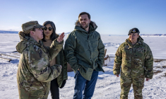 Susannah Meyers, Usah Vance et JD Vance sur la base de Pituffik, au Groenland, le 28 mars 2025. ( POOL / JIM WATSON )