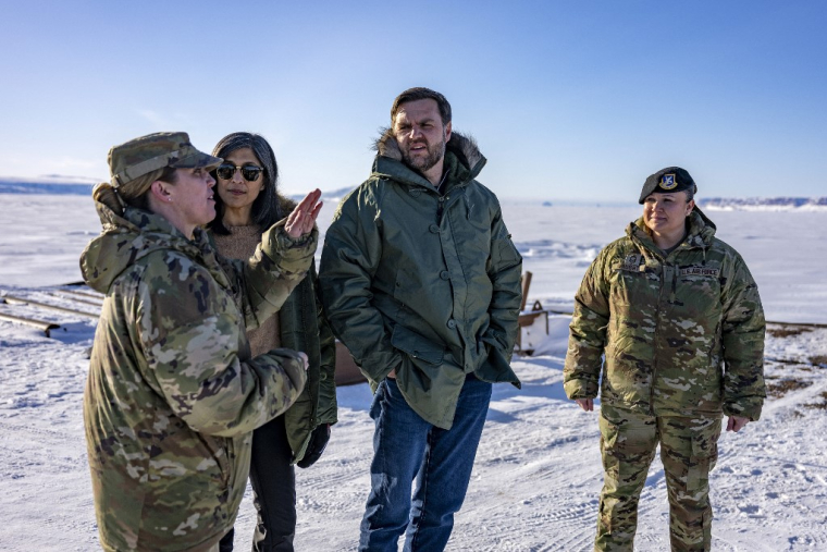 Susannah Meyers, Usah Vance et JD Vance sur la base de Pituffik, au Groenland, le 28 mars 2025. ( POOL / JIM WATSON )