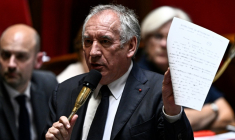 Le Premier ministre Francois Bayrou tient à la main une lettre de l'ancien directeur du collège-lycée Bétharram, le 20 mai 2025 à l'Assemblée nationale à Paris ( AFP / JULIEN DE ROSA )