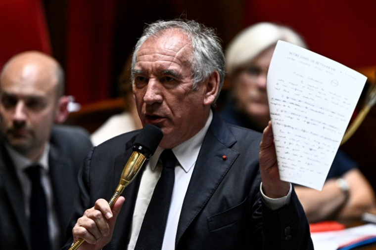 Le Premier ministre Francois Bayrou tient à la main une lettre de l'ancien directeur du collège-lycée Bétharram, le 20 mai 2025 à l'Assemblée nationale à Paris ( AFP / JULIEN DE ROSA )
