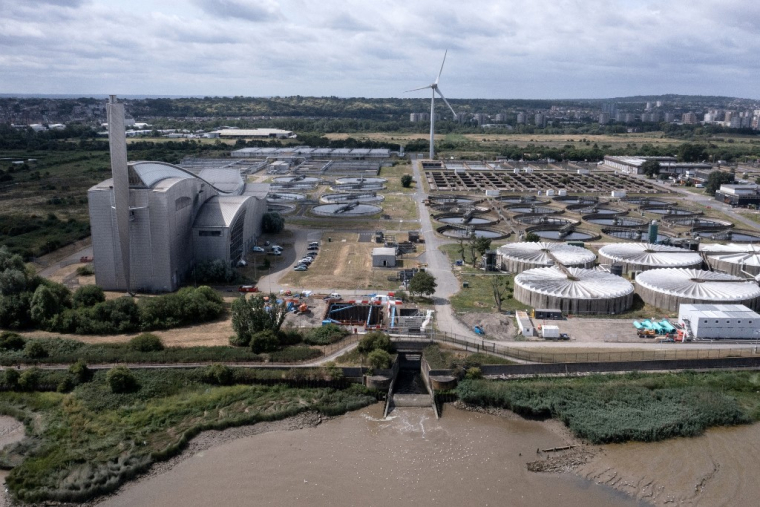 Vue aérienne des usines de traitement des eaux usées de Crossness de Thames Water, y compris l'incinérateur de boues, utilisé pour produire de l'électricité, sur les rives de la Tamise à Londres, le 3 juillet 2023. ( AFP / BEN STANSALL )