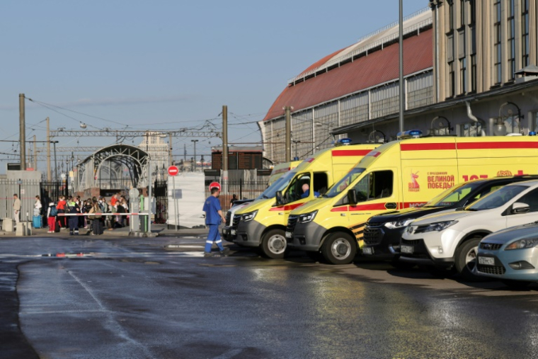 Des ambulances garées devant la gare de Kievsky à Moscou, le 1er juin 2025, où sont attendus des passagers blessés dans l'effondrement d'un pont dans la région de Briansk ( AFP / TATYANA MAKEYEVA )
