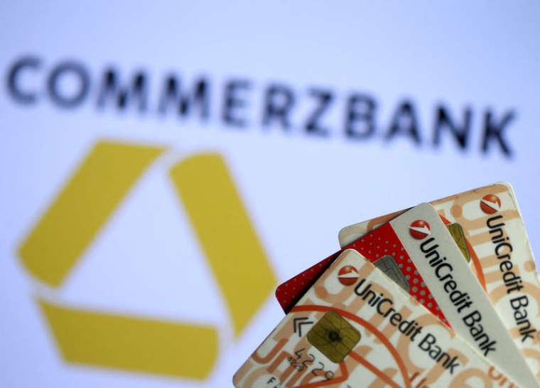 Illustration du logo de Commerzbank et de cartes de crédit Unicredit