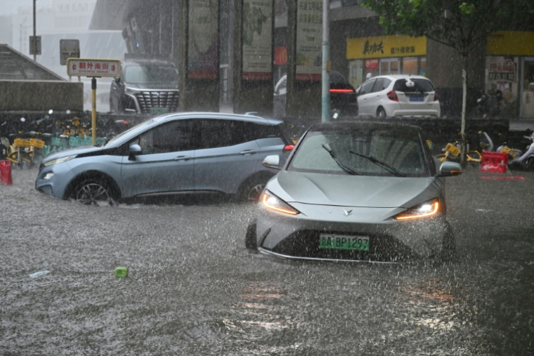 Une rue inondée à Pékin, le 7 juillet 2026 après des orages violents en Chine ( AFP / Adek BERRY )
