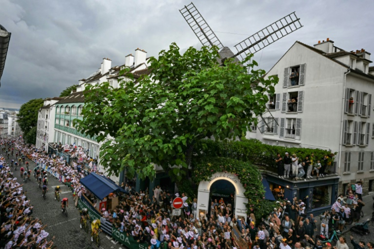 Le Slovène Tadej Pogacar en tête du peloton dans l'ascension de la butte Montmartre, lors de la dernière étape du Tour de France, à Paris, le 27 juillet 2025 ( AFP / Hugo MATHY )