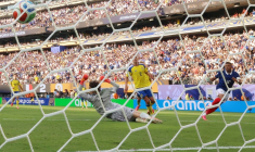 Kylian Mbappe marque le troisième but de l'équipe de France, son deuxième personnel, mardi soir contre la Suède en 16e de finale du Mondial au New York/New Jersey Stadium à East Rutherford. ( AFP / CHARLY TRIBALLEAU )