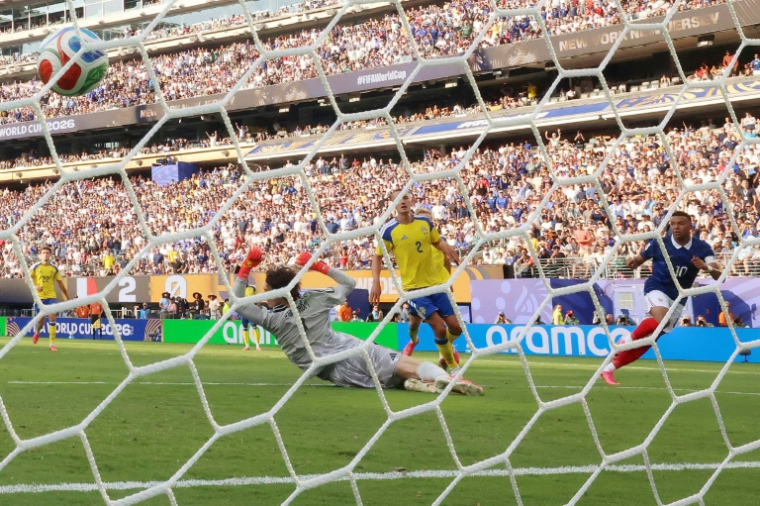 Kylian Mbappe marque le troisième but de l'équipe de France, son deuxième personnel, mardi soir contre la Suède en 16e de finale du Mondial au New York/New Jersey Stadium à East Rutherford. ( AFP / CHARLY TRIBALLEAU )