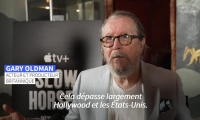 L'acteur Gary Oldman immortalise ses empreintes à Hollywood