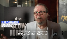 L'acteur Gary Oldman immortalise ses empreintes à Hollywood