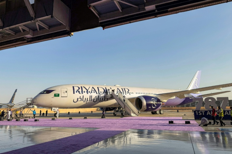Un Boeing 787-9 Dreamliner de la compagnie Riyadh Air à l'aéroport international de Riyad le 7 juin 2026 ( AFP / Sofiane ALSAAR )