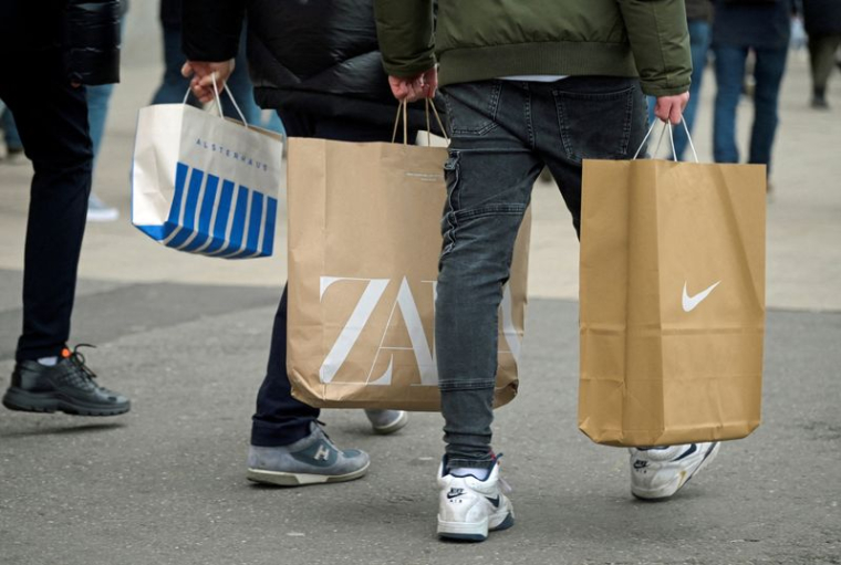 Des personnes portent des sacs lors de leurs achats de Noël à Hambourg