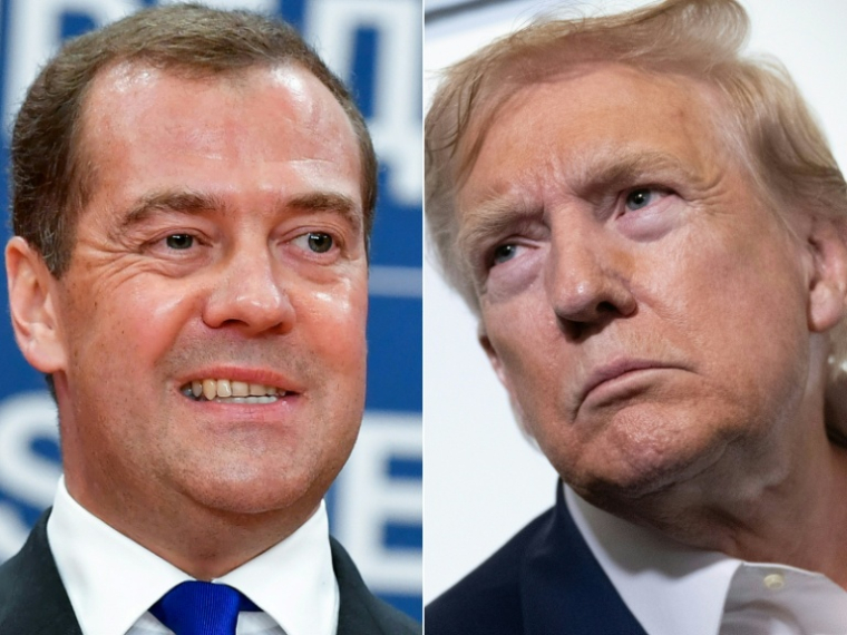 Ce combo montre, de gauche à droite, le Premier ministre russe de l'époque, Dmitri Medvedev, à Belgrade, le 19 octobre 2019, et le président américain Donald Trump à bord d'Air Force One le 29 juillet 2025 ( AFP / Andrej ISAKOVIC )