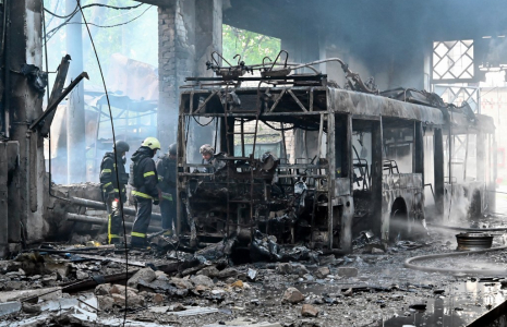 Des secouristes ukrainiens sur le site d'un bombardement russe à Kharkiv, en Ukraine, le 30 mai 2025. ( AFP / SERGEY BOBOK )