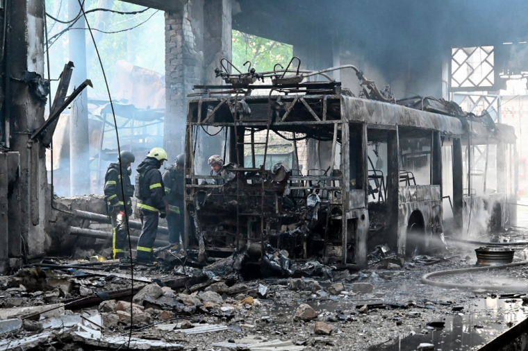 Des secouristes ukrainiens sur le site d'un bombardement russe à Kharkiv, en Ukraine, le 30 mai 2025. ( AFP / SERGEY BOBOK )
