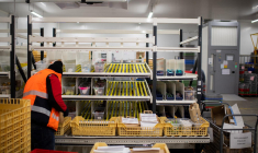 Empaquetage de repas chez Elior à Épône (Yvelines) ( AFP / MARTIN BUREAU )