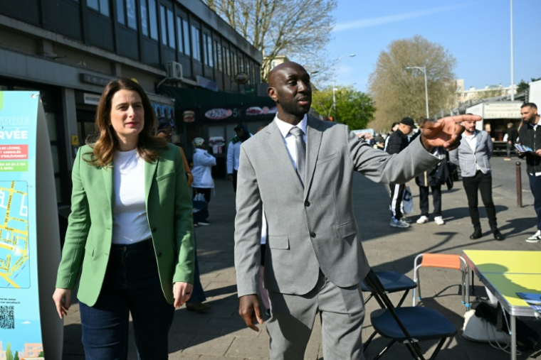 Marine Tondelier (g), secrétaire nationale du parti écologiste, et Bassi Konaté, candidat (sans étiquette) à la mairie de Sarcelles, lors de sa visite à Sarcelles, avant le 2e tour des municipales, le 20 mars 2026 dans le Val-d'Oise ( AFP / Bertrand GUAY )