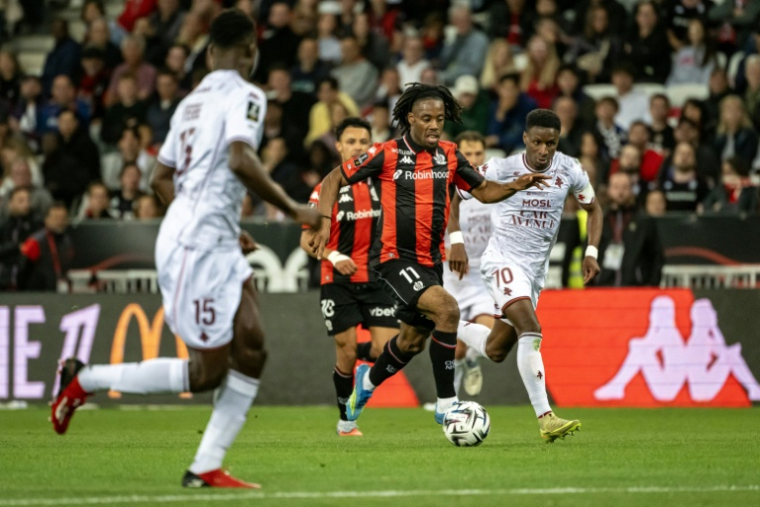 Elye Wahi, balle au pied, s'infiltre entre les Messins Bouna Sarr (à droite) et Terry Yegbe lors d'un match de la 34e et dernière journée de Ligue 1 entre l'OGC Nice et le FC Metz le 17 mai 2026 à l'Allianz Riviera de Nice ( AFP / MIGUEL MEDINA )