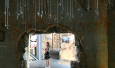 Des clefs suspendues, reliques de maisons détruites par Israël dans le sud du Liban, figurent au nombre des oeuvres exposées dans un musée de Beyrouth, le 17 juillet 2026  ( AFP / JOSEPH EID )