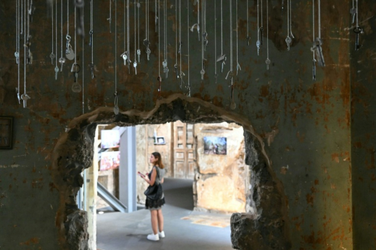 Des clefs suspendues, reliques de maisons détruites par Israël dans le sud du Liban, figurent au nombre des oeuvres exposées dans un musée de Beyrouth, le 17 juillet 2026  ( AFP / JOSEPH EID )