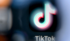 La Commission européenne a demandé vendredi à l'application TikTok de changer son interface "addictive", accusée d'enfreindre la législation européenne sur le numérique, sous peine de s'exposer à de lourdes amendes. ( AFP / Kirill KUDRYAVTSEV )