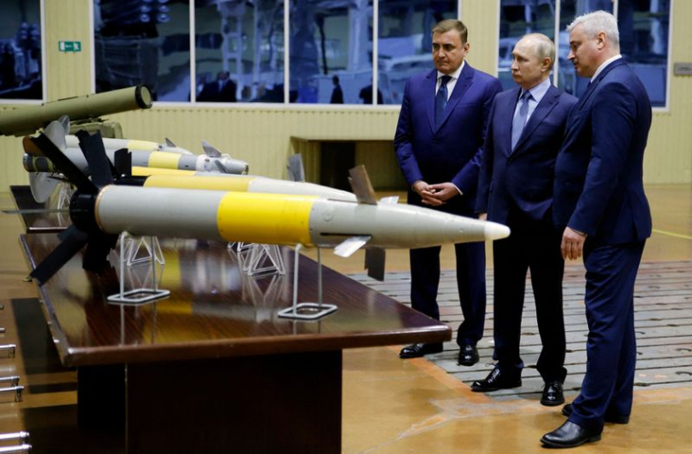 Vladimir Poutine en visite dans une usine de construction en Russie