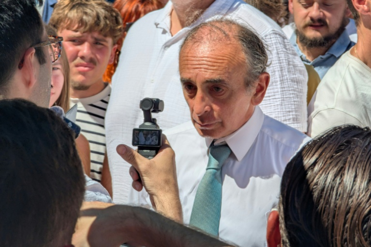Le président du parti d'extrême droite Reconquête, Eric Zemmour, lors d'une marche en mémoire de Louis, un adolescent de 17 ans battu à mort fin juin dans un guet-apens, le 5 juillet 2026 à Narbonne ( AFP / Valentin GRAFF )