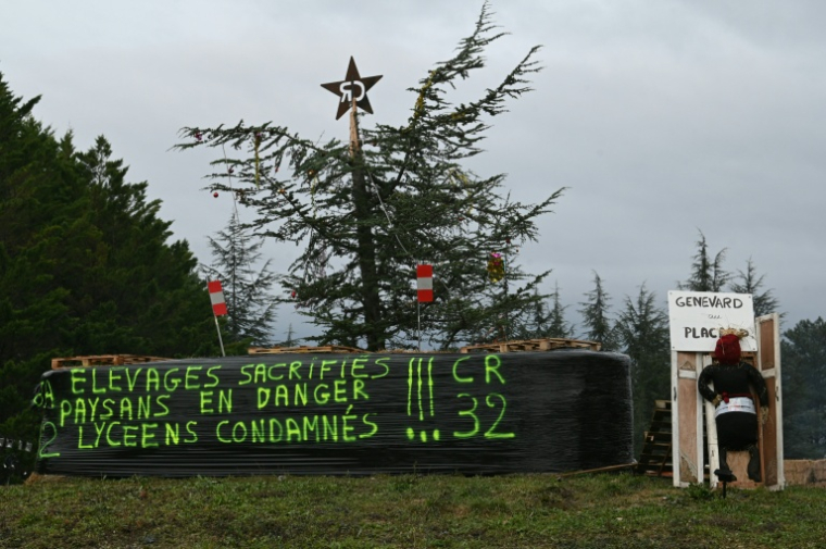 Des agriculteurs de la Coordination rurale bloquent un rond-point à Auch (Gers), le 26 décembre 2025 ( AFP / Matthieu RONDEL )