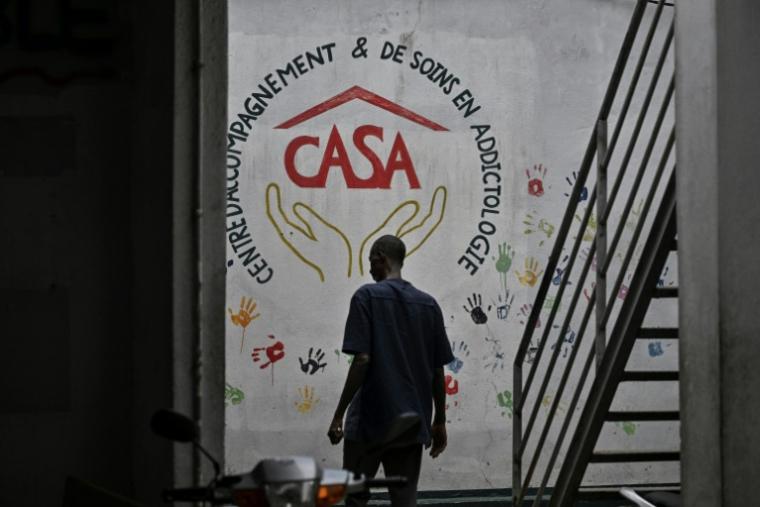 Un patient devant le Centre d'accueil, de soins et d'accompagnement (CASA) à Abidjan le 14 août 2025, en Côte d'Ivoire ( AFP / Issouf SANOGO )