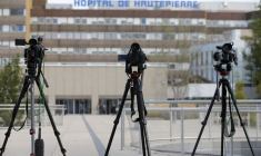 Caméras de télévision devant l'hôpital Hautepierre de Strasbourg