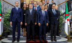 Le ministre algérien de la Justice, Lotfi Boudjemaa (au centre à gauche), reçoit le ministre français de la Justice, Gérald Darmanin (au centre à droite), lors d’une réunion bilatérale au siège du ministère à Alger, le 18 mai 2026 ( AFP / - )