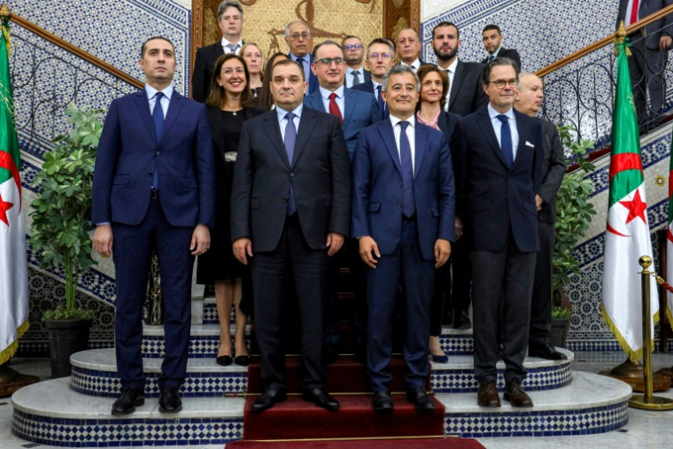 Le ministre algérien de la Justice, Lotfi Boudjemaa (au centre à gauche), reçoit le ministre français de la Justice, Gérald Darmanin (au centre à droite), lors d’une réunion bilatérale au siège du ministère à Alger, le 18 mai 2026 ( AFP / - )