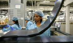 Des employés dans une usine de panneaux solaires du groupe Adani à Mundra, dans l'ouest de l'Inde, le 5 novembre 2025  ( AFP / Shammi MEHRA )